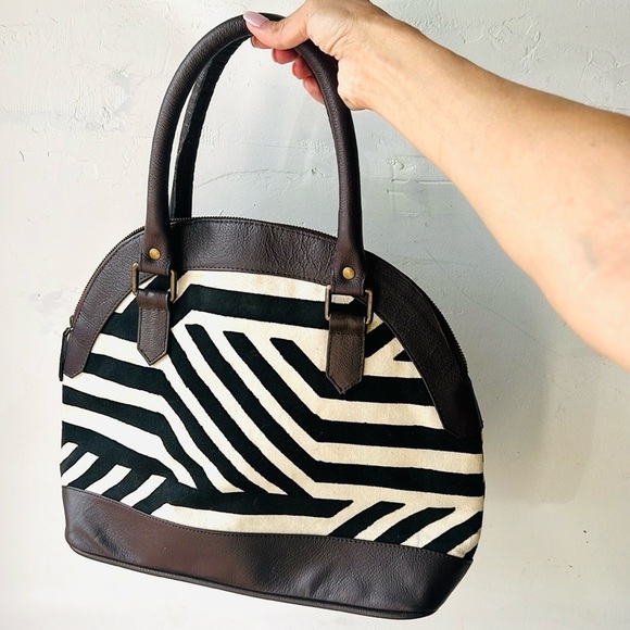 Noonday Collection Stylish Black and White Handbag - Picture 9 of 9